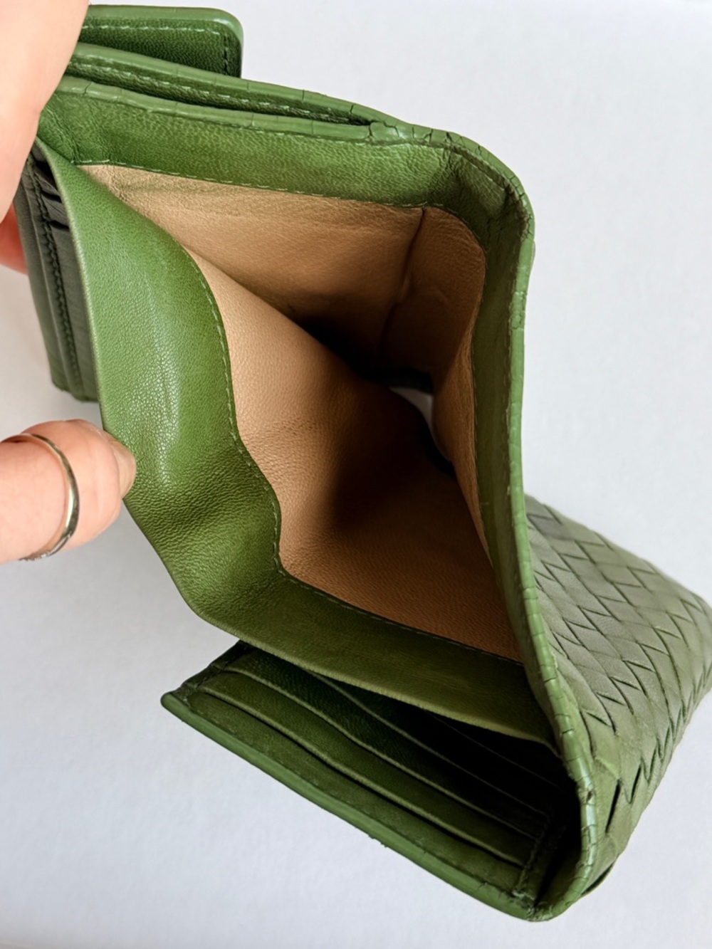 BOTTEGA VENETA olive green Intrecciato weave gold ring compact wallet - Picture 4 of 8